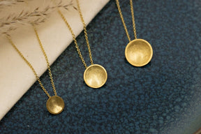 Goldkette 585 mit großem runden Plättchen, edel mattiert, handgefertigtes Goldcollier, gewölbte runde Schale, Kreisanhänger, 14 Karat Gold