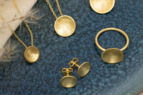Goldkette 585 mit großem runden Plättchen, edel mattiert, handgefertigtes Goldcollier, gewölbte runde Schale, Kreisanhänger, 14 Karat Gold