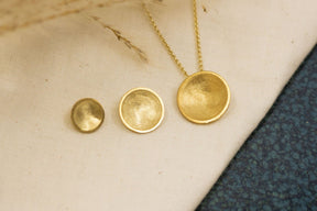 Goldkette 585 mit großem runden Plättchen, edel mattiert, handgefertigtes Goldcollier, gewölbte runde Schale, Kreisanhänger, 14 Karat Gold