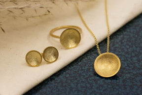 Goldkette 585 mit großem runden Plättchen, edel mattiert, handgefertigtes Goldcollier, gewölbte runde Schale, Kreisanhänger, 14 Karat Gold