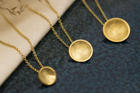 Goldkette 585 mit großem runden Plättchen, edel mattiert, handgefertigtes Goldcollier, gewölbte runde Schale, Kreisanhänger, 14 Karat Gold