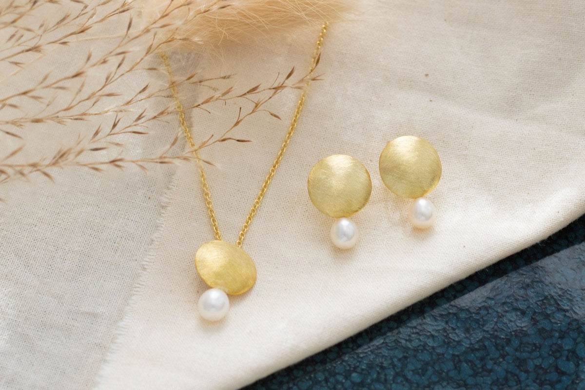 Elegante Goldkette 585 mit mattiertem gewölbten Plättchen und echter Süßwasserperle, Schmuckstück für jeden Anlass handgefertigt und zeitlos