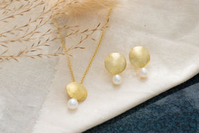 Elegante Goldkette 585 mit mattiertem gewölbten Plättchen und echter Süßwasserperle, Schmuckstück für jeden Anlass handgefertigt und zeitlos