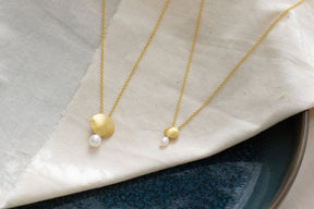 Elegante Goldkette 585 mit mattiertem gewölbten Plättchen und echter Süßwasserperle, Schmuckstück für jeden Anlass handgefertigt und zeitlos