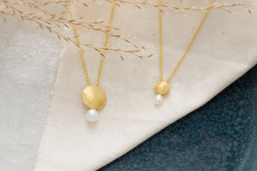 Elegante Goldkette 585 mit mattiertem gewölbten Plättchen und echter Süßwasserperle, Schmuckstück für jeden Anlass handgefertigt und zeitlos