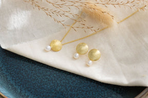 Elegante Goldkette 585 mit mattiertem gewölbten Plättchen und echter Süßwasserperle, Schmuckstück für jeden Anlass handgefertigt und zeitlos