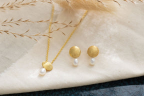 Elegante Goldkette 585 mit mattiertem gewölbten Plättchen und echter Süßwasserperle, Schmuckstück für jeden Anlass handgefertigt und zeitlos