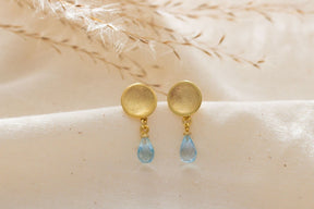 Elegante Goldohrstecker, edel mattiertes rundes Plättchen, Blau Topas im Briolette Schliff, minimalistisches Design, handgefertigter Schmuck