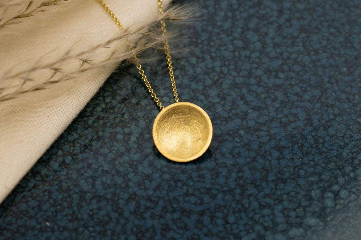 Goldkette 585 mit großem runden Plättchen, edel mattiert, handgefertigtes Goldcollier, gewölbte runde Schale, Kreisanhänger, 14 Karat Gold