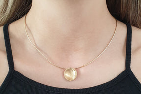 Gelbgold Collier 585 14 Karat mit Brillant 0.03 ct auf Omegareifen gewölbte Schale Scheibe 19 mm Ø Omega Kette 14kt außergewöhnlich