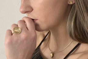 Gelbgold Collier 585 14 Karat mit Brillant 0.03 ct auf Omegareifen gewölbte Schale Scheibe 19 mm Ø Omega Kette 14kt außergewöhnlich