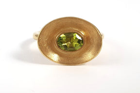 Goldring 585 Gelbgold 14 Karat Peridot Edelstein nach innen gewölbte Schale oval außergewöhnlich extravagant Handarbeit