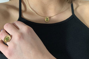 Goldring 585 Gelbgold 14 Karat Peridot Edelstein nach innen gewölbte Schale oval außergewöhnlich extravagant Handarbeit