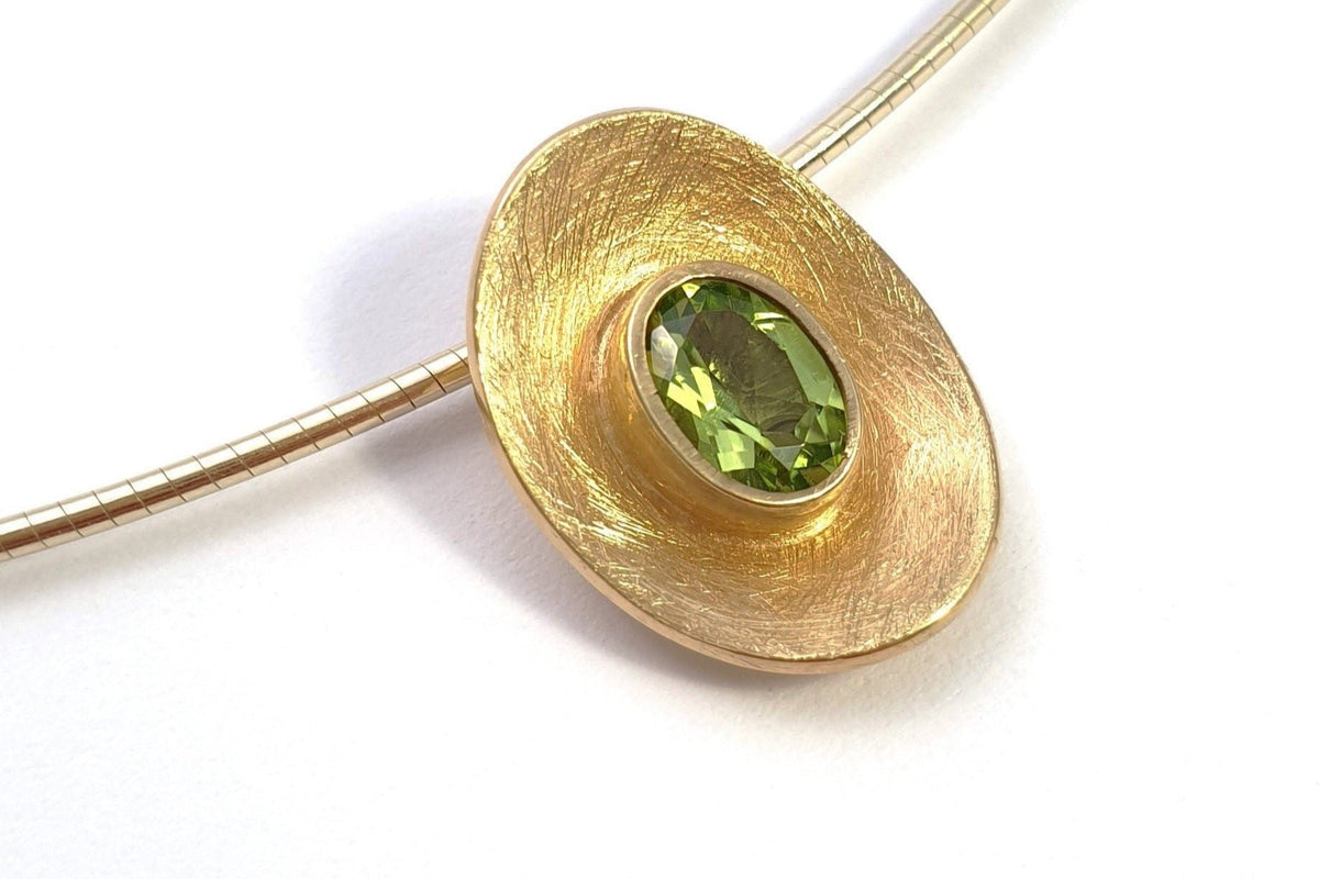 585 Goldkette Gelbgold Collier auf Omega Kette mit gewölbten Plättchen Schale oval Peridot facettiert ausgefallen Omegareifen besonders