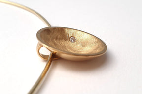 Gelbgold Collier 585 14 Karat mit Brillant 0.03 ct auf Omegareifen gewölbte Schale Scheibe 19 mm Ø Omega Kette 14kt außergewöhnlich