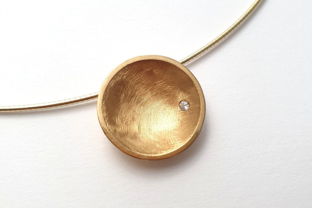 Gelbgold Collier 585 14 Karat mit Brillant 0.03 ct auf Omegareifen gewölbte Schale Scheibe 19 mm Ø Omega Kette 14kt außergewöhnlich