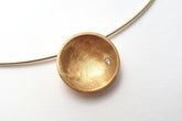 Gelbgold Collier 585 14 Karat mit Brillant 0.03 ct auf Omegareifen gewölbte Schale Scheibe 19 mm Ø Omega Kette 14kt außergewöhnlich