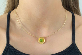 Außergewöhnliche Goldkette 585 Gelbgold Collier auf Omegareifen gewölbte Schale 19 mm Omega Kette 14kt Peridot Edelstein Handarbeit