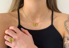 Außergewöhnliche Goldkette 585 Gelbgold Collier auf Omegareifen gewölbte Schale 19 mm Omega Kette 14kt Peridot Edelstein Handarbeit