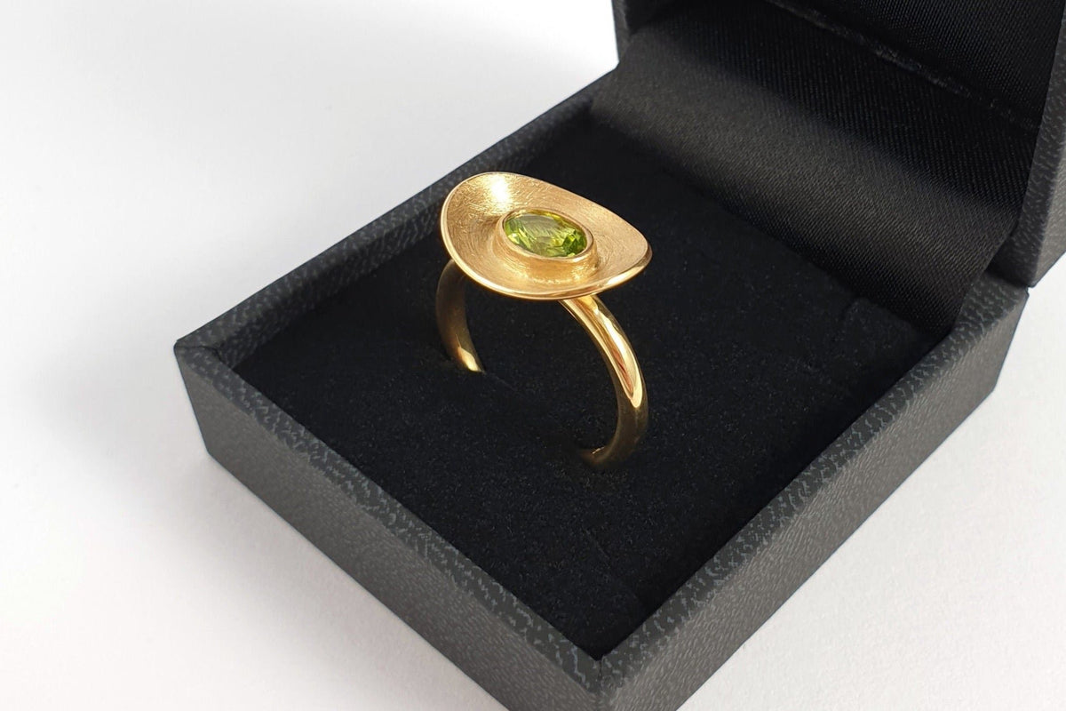 Goldring 585 Gelbgold 14 Karat Peridot Edelstein nach innen gewölbte Schale oval außergewöhnlich extravagant Handarbeit