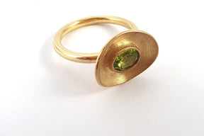 Goldring 585 Gelbgold 14 Karat Peridot Edelstein nach innen gewölbte Schale oval außergewöhnlich extravagant Handarbeit