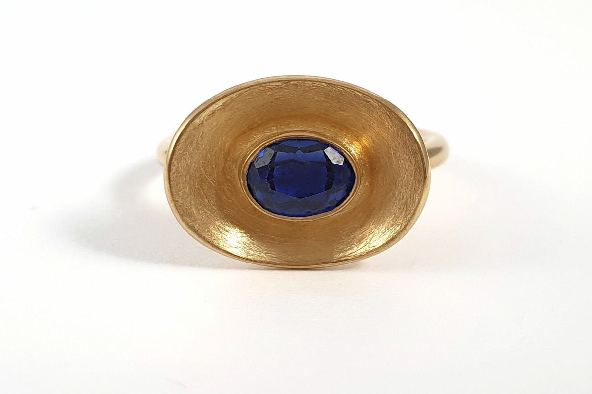 Goldring 585 Gelbgold 14 Karat Saphir gewölbte Schale oval ausgefallen außergewöhnlich besonders