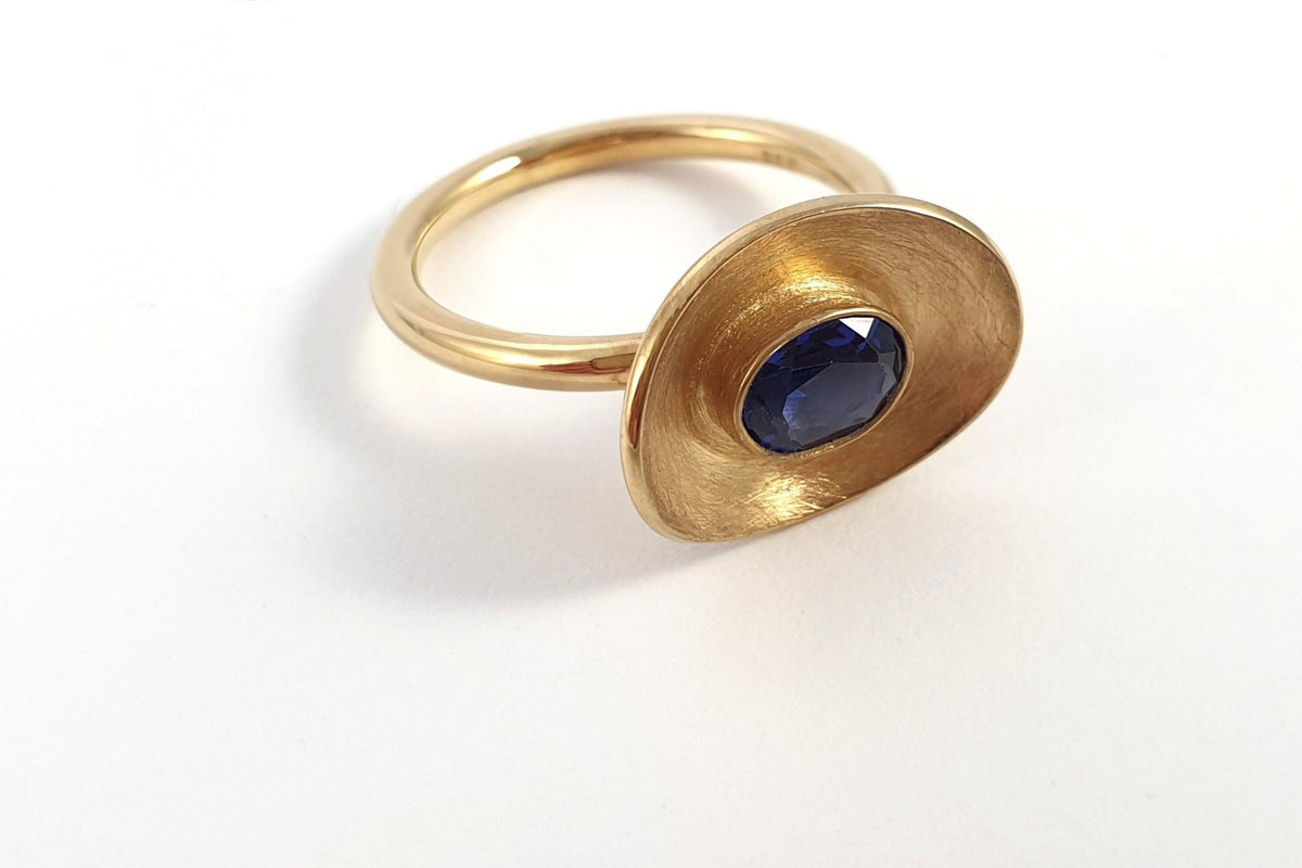 Goldring 585 Gelbgold 14 Karat Saphir gewölbte Schale oval ausgefallen außergewöhnlich besonders