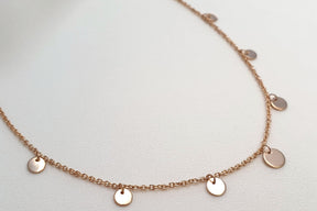 Halskette mit Plättchen Anhängern 585 Rosegold Kette mit 7 runden Scheiben besondere Plättchenkette Münzkette