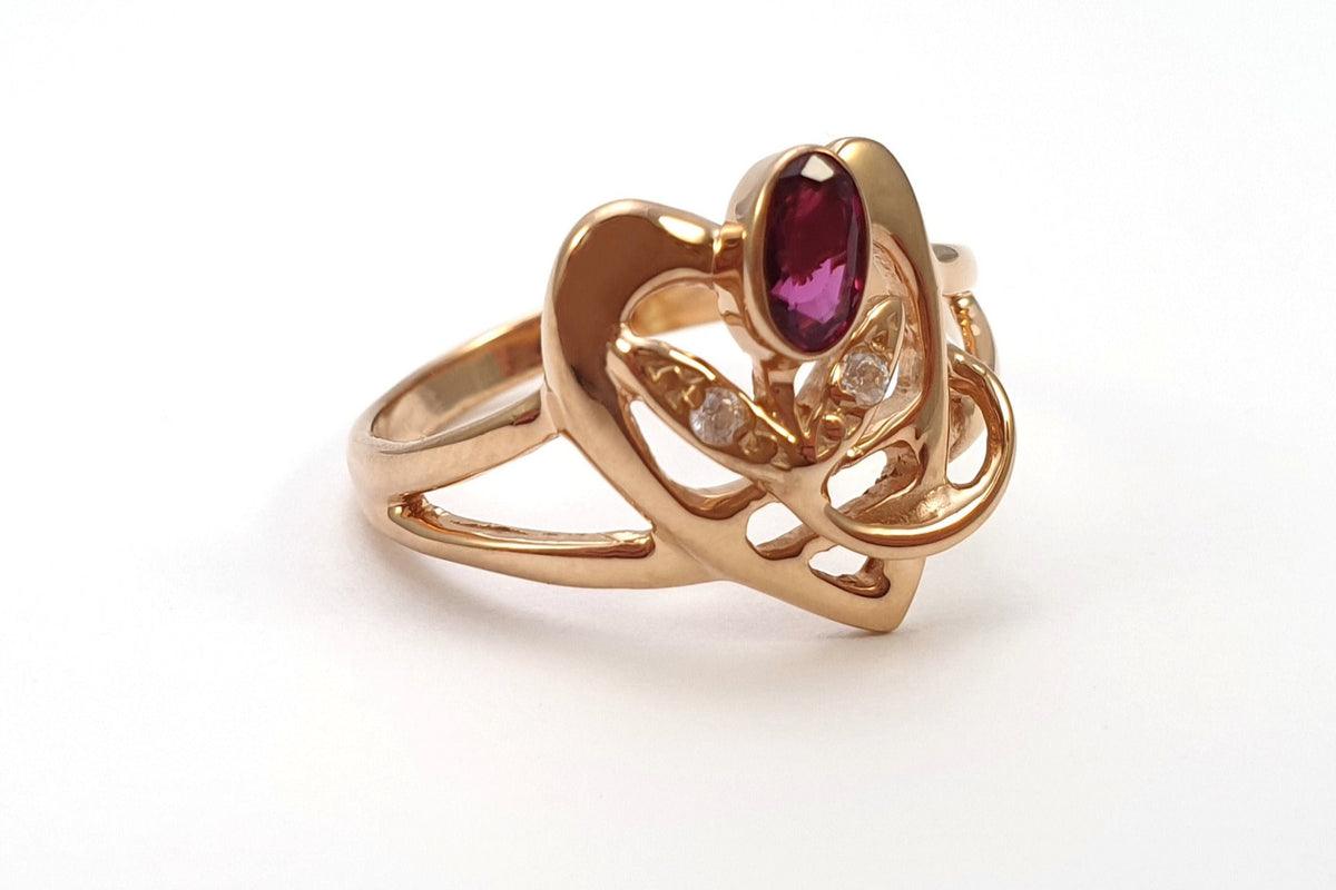 Liebevoller Jugendstil Ring - Rubin oval - 2 Brillanten 0,04 ct - 585 Gelbgold / 14 kt. - Art Nouveau - Liebe - Rose - Herz - Vintage