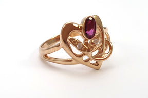 Liebevoller Jugendstil Ring - Rubin oval - 2 Brillanten 0,04 ct - 585 Gelbgold / 14 kt. - Art Nouveau - Liebe - Rose - Herz - Vintage