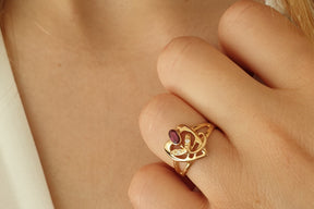 Liebevoller Jugendstil Ring - Rubin oval - 2 Brillanten 0,04 ct - 585 Gelbgold / 14 kt. - Art Nouveau - Liebe - Rose - Herz - Vintage