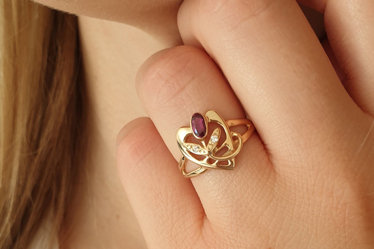 Liebevoller Jugendstil Ring - Rubin oval - 2 Brillanten 0,04 ct - 585 Gelbgold / 14 kt. - Art Nouveau - Liebe - Rose - Herz - Vintage