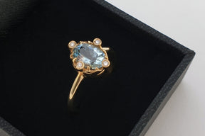 Glamouröser Goldring Blau Topas, 14 Karat 585 Echtgoldring, 4 Brillanten 0.05 ct,  Art Nouveau, Jugendstilring, Verlobungsring, Gelbgold
