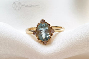 Glamouröser Goldring Blau Topas, 14 Karat 585 Echtgoldring, 4 Brillanten 0.05 ct,  Art Nouveau, Jugendstilring, Verlobungsring, Gelbgold