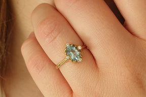 Glamouröser Goldring Blau Topas, 14 Karat 585 Echtgoldring, 4 Brillanten 0.05 ct,  Art Nouveau, Jugendstilring, Verlobungsring, Gelbgold