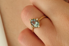 Glamouröser Goldring Blau Topas, 14 Karat 585 Echtgoldring, 4 Brillanten 0.05 ct,  Art Nouveau, Jugendstilring, Verlobungsring, Gelbgold