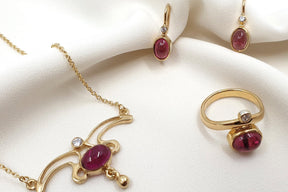Zarter Jugendstil Ohrbügel - Ohrbrisur - 925 Silber gelbgold vergoldet.-  Rubellit Cabochon - Zirkonia - Hängeohrringe - Glamourös - Elegant