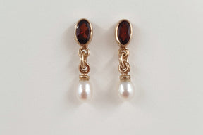 Zarter Jugendstil Ohrhänger Ohrstecker 585 Rosegold 14 karat Granat Edelstein Süßwasserperle Hängeohrringe glamourös elegante Ohrringe