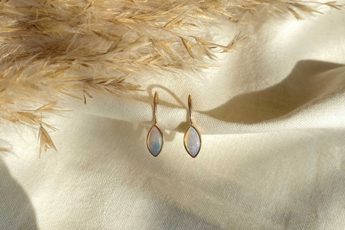Zarte Jugendstil Ohrhänger mit Opal Edelstein, Ohrbrisur, 925 Sterling Silber Gelbgold oder Roségold vergoldet, Opal Cabochon Navette Form
