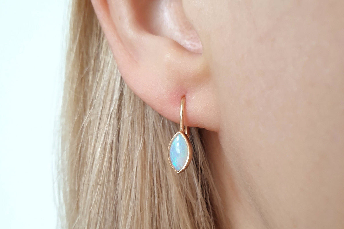 Zarte Jugendstil Ohrhänger mit Opal Edelstein, Ohrbrisur, 925 Sterling Silber Gelbgold oder Roségold vergoldet, Opal Cabochon Navette Form