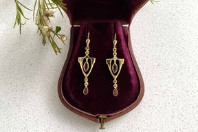 Jugendstil Ohrbügel 585er 14 Karat Gelbgold Granat Edelstein Ohrbrisur Art Nouveau Art Déco historisch Handarbeit