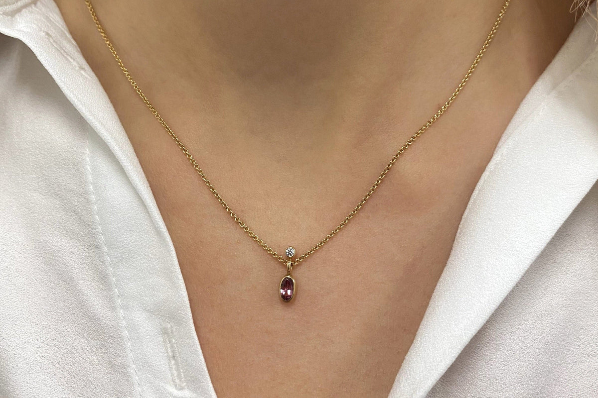 zarte Goldkette mit Rosa Turmalin und Brillant 0,03 ct Edelsteinanhänger 585er oder 750er Gelbgold minimal Braut Halskette ausgefallen