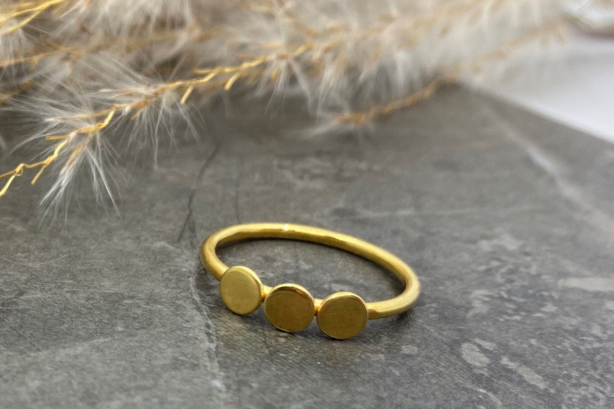 Plättchenring 585 Gelbgold 14 Karat Goldring filigraner Damenring mit 3 runden Punkten Scheiben Kreisen besondere Handarbeit Geschenk