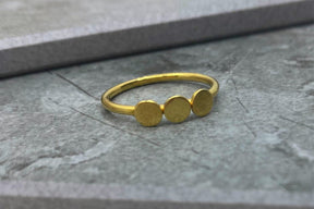 Plättchenring 585 Gelbgold 14 Karat Goldring filigraner Damenring mit 3 runden Punkten Scheiben Kreisen besondere Handarbeit Geschenk
