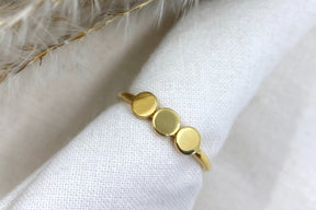 Plättchenring 585 Gelbgold 14 Karat Goldring filigraner Damenring mit 3 runden Punkten Scheiben Kreisen besondere Handarbeit Geschenk