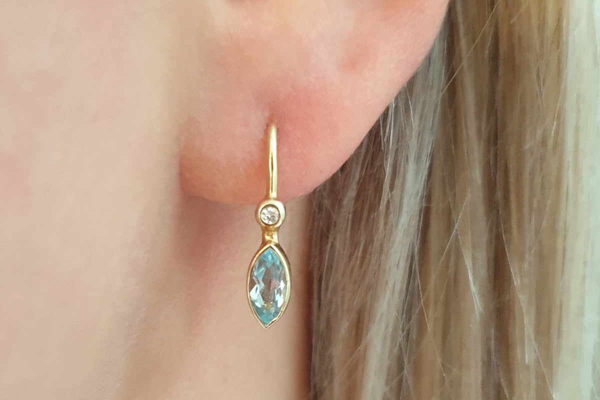 Zarter Edelstein Ohrbügel, Ohrbrisur, 585 Gelbgold - 14 Karat, Blau Topas Navette, Brillanten 0,06 Karat, Hängeohrringe