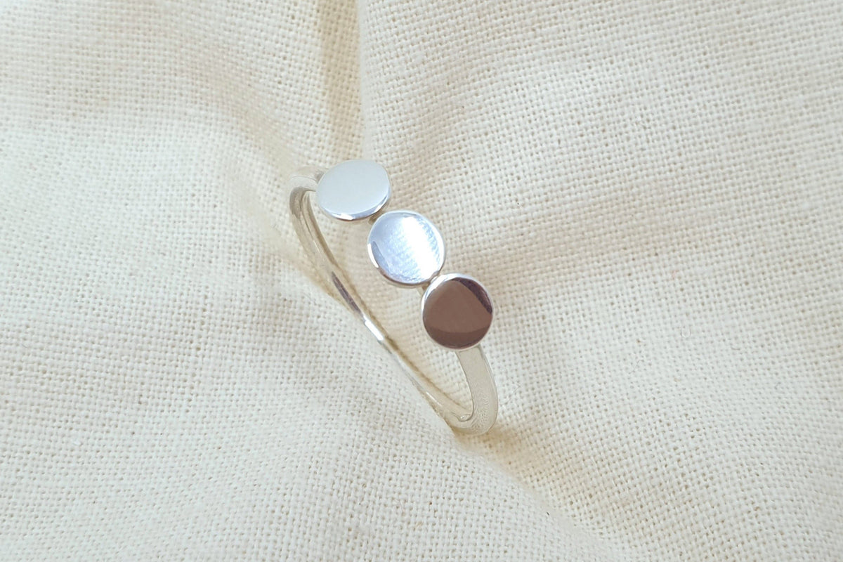 Zarter Silberring mit 3 Plättchen drei Scheiben Münzen 925  Sterlingsilber Silber filigraner Damenring Plättchenring Handarbeit
