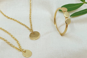 Plättchenring 585 Gelbgold 14 Karat Goldring filigraner Damenring mit 3 runden Punkten Scheiben Kreisen besondere Handarbeit Geschenk