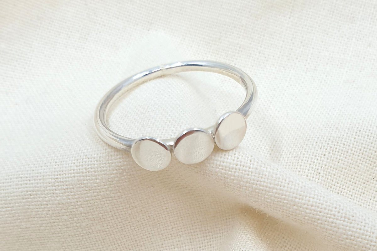 Zarter Silberring mit 3 Plättchen drei Scheiben Münzen 925  Sterlingsilber Silber filigraner Damenring Plättchenring Handarbeit