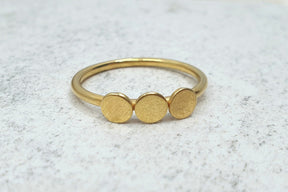 Plättchenring 585 Gelbgold 14 Karat Goldring filigraner Damenring mit 3 runden Punkten Scheiben Kreisen besondere Handarbeit Geschenk